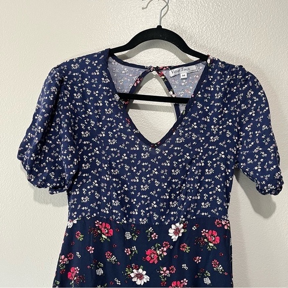 VELVET TORCH- Flowy Dress with Floral print with opening in back Size M - Picture 3 of 5